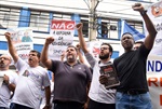 Manifestação reuniu pelo menos 30 categorias em frente ao prédio do INSS