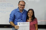 Ao final da palestra, houve entrega de certificados aos participantes