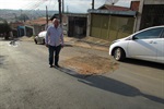 Rua esburacada causa transtorno aos moradores da Vila Cristina