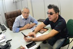 Cezar autografou novo DVD para o vereador Capitão Gomes