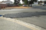 Grande número de buracos no asfalto tornava via intransitável