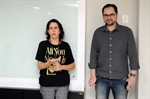 A servidora Erica Diniz conduziu a visita, junto com o diretor do Departamento de Documentação e Transparência, Bruno Didoné de Oliveira.