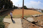 Tozão confere melhorias no entorno de campo de futebol de areia no Algodoal