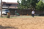 Tozão confere melhorias no entorno de campo de futebol de areia no Algodoal