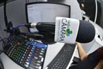 A Rádio Câmara transmite as reuniões ordinárias ao vivo e manda o sinal também a Rádio Educativa FM