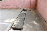 Proteção de concreto colocada sobre as canaletas que escoam a água está com partes quebradas