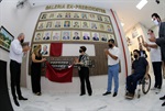 As vereadoras Coronel Adriana (PSL) e Nancy Thame (PV) fizeram a entrega da placa