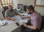 Gustavo Pompeo (à direita) pede ao Secretário de Obras que pavimentação de rua na Vila Industrial seja concluída