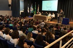 André Bandeira (PSDB) entrega ao sobrevivente do holocausto e palestrante do evento, Joshua Strul, quadro alusivo à cerimônia