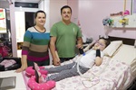 Valentina, 5 anos, sofre de AME (Atrofia Muscular Espinhal) Tipo 1. Ela não anda nem se alimenta sozinha, é traqueostomizada e respira com a ajuda de aparelhos.