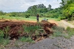 Erosão em estrada municipal no bairro Guamium