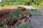 Erosão em estrada municipal no bairro Guamium