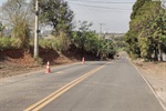 Estrada José Peres Gonzalez, no bairro Pau D’Alhinho, recebeu corte de mato e limpeza do acostamento nesta terça-feira (15)