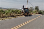 Estrada José Peres Gonzalez, no bairro Pau D’Alhinho, recebeu corte de mato e limpeza do acostamento nesta terça-feira (15)