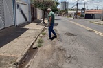 Gilmar Rotta (PP) verificou nesta quarta (17) a condição asfáltica da rua Buenos Aires, no Água Branca 