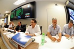 Vereadores acompanharem explicações em reunião ordinária