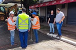Gustavo Pompeo acompanhou nesta sexta-feira as obras de pavimentação em concreto na avenida 1º de Agosto