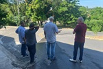 Gilmar Rotta conversou com moradores do bairro Minas Novas, que pedem a construção de canaleta a fim de melhorar o escoamento de águas das chuvas na rua Geralda Pereira dos Santos