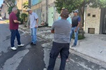 Gilmar Rotta conversou com moradores do bairro Minas Novas, que pedem a construção de canaleta a fim de melhorar o escoamento de águas das chuvas na rua Geralda Pereira dos Santos