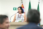 Daniela Aparecida Franco em discurso na tribuna popular na noite desta segunda-feira, 1º de abril