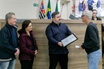Entrega da moção de aplausos aconteceu no Plenário "Francisco Antonio Coelho" durante a 36ª Reunião Ordinária da Câmara Municipal de Piracicaba, realizada na noite desta segunda-feira (23)