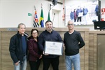 Entrega da moção de aplausos aconteceu no Plenário "Francisco Antonio Coelho" durante a 36ª Reunião Ordinária da Câmara Municipal de Piracicaba, realizada na noite desta segunda-feira (23)