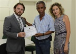 João Manoel recebe certificado de Castelini e Sônia