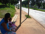 Maria com a neta no ponto de ônibus: ela não se sente protegida