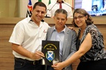 Proprietários do estabelecimento, Acary e Luciany receberam homenagem