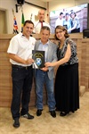 Proprietários do estabelecimento, Acary e Luciany receberam homenagem
