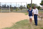Elisângela pede colocação de mais areia e a limpeza do mato na lateral do campo de futebol