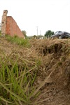 Erosão em via de terra preocupa moradores na zona rural