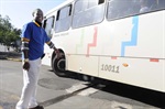 Madalena mostra serviço realizado pela Prefeitura em rua utilizada por ônibus do transporte público