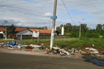 Lixo é despejado em área verde entre as ruas Dr. Raul Machado Filho e Geraldo Bragion