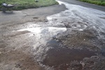 Recape ou tapa-buracos são solicitados nas ruas Dr. Raul Machado Filho e João Galzerani, além de conserto de vazamento de água