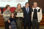 Luciana recebe a homenagem acompanhada dos pais e filha