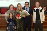 Luciana recebe a homenagem acompanhada dos pais e filha