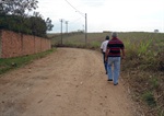 Empresário mostra trecho da estrada que dá acesso ao bairro que precisa ser alargada