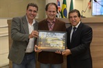 Marco Massiarelli, entre Ary Pedroso Jr. e Paiva, recebe homenagem da Câmara