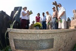 Grupo se reuniu em torno do túmulo de Thales para prestar homenagem...