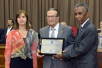 Antonio Carlos Neder ao lado de sua filha Silvia Neves e, o presidente da Câmara, João Manoel dos Santos