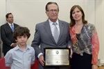 Antonio Carlos Neder ao lado de sua filha e neto, tendo ao fundo o filho Alexandre Neder