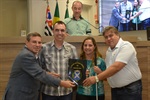 Pedro Cruz entrega, junto com José Luiz, a moção a Wander, que estava acompanhado de sua esposa, Carolina