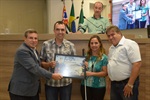 Homenagem foi entregue na reunião ordinária desta segunda-feira