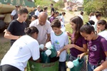 Vereador participa de irrigação de mudas no Costa Rica