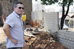 Muro em construção na rua João Botene torna a segurança vulnerável