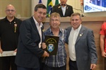 Entrega de homenagem ocorreu no Plenário Francisco Antonio Coelho