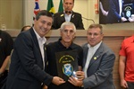 Entrega de homenagem ocorreu no Plenário Francisco Antonio Coelho