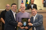 Entrega de homenagem ocorreu no Plenário Francisco Antonio Coelho