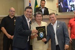 Entrega de homenagem ocorreu no Plenário Francisco Antonio Coelho